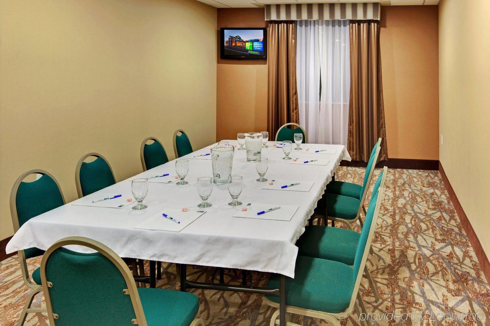 Holiday Inn Express Hotel & Suites Hamburg By Ihg Зручності фото